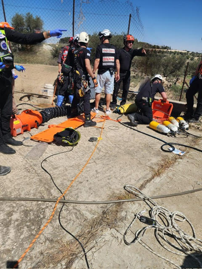 تخليص عامل سقط في بئر بعمق 300 متر في القدس